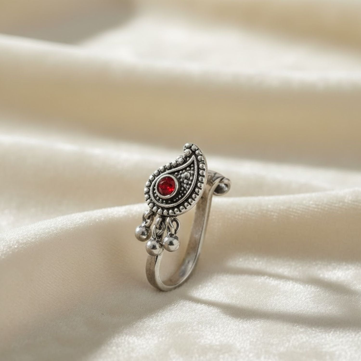 mooneye silver nose pin