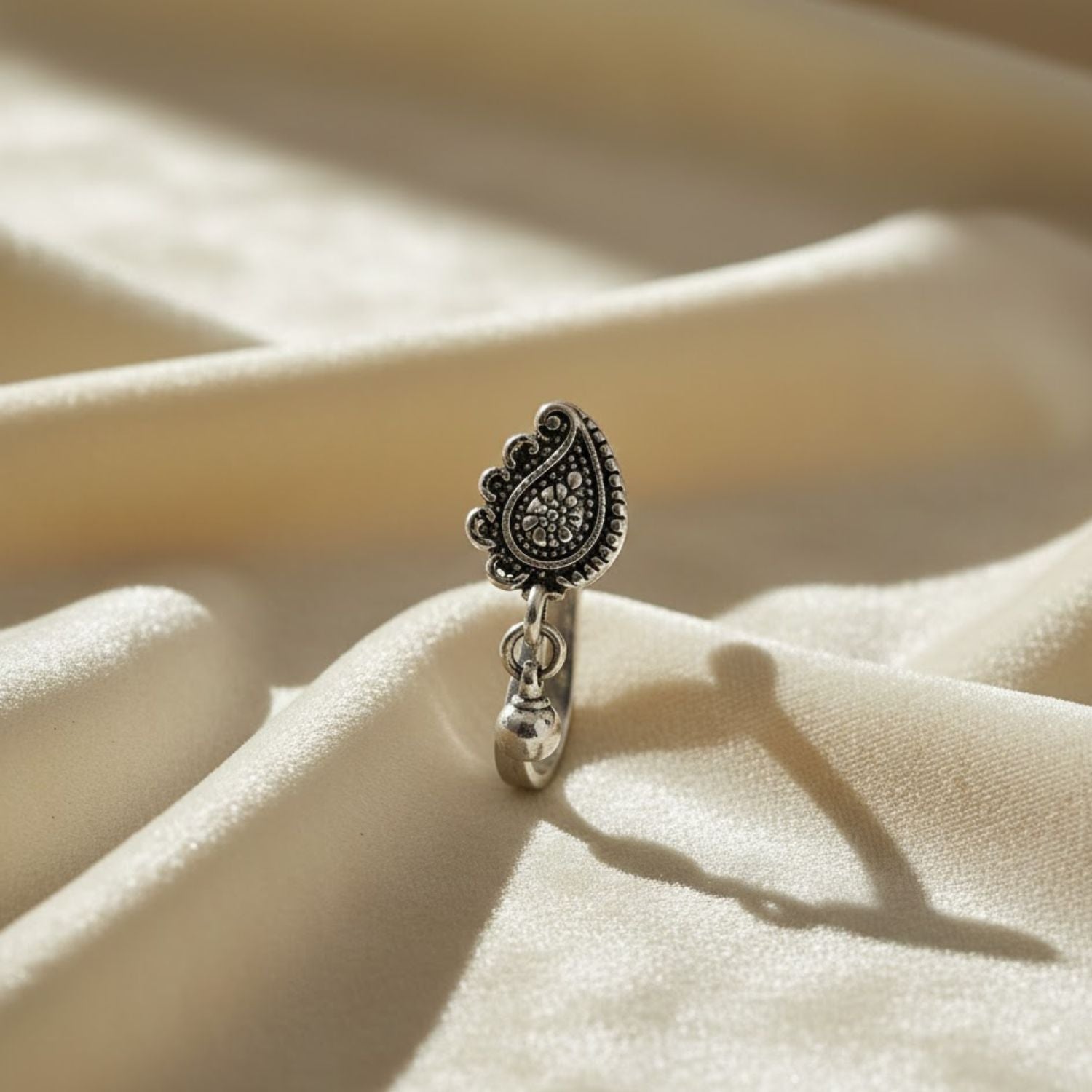 mooneye silver nose pin
