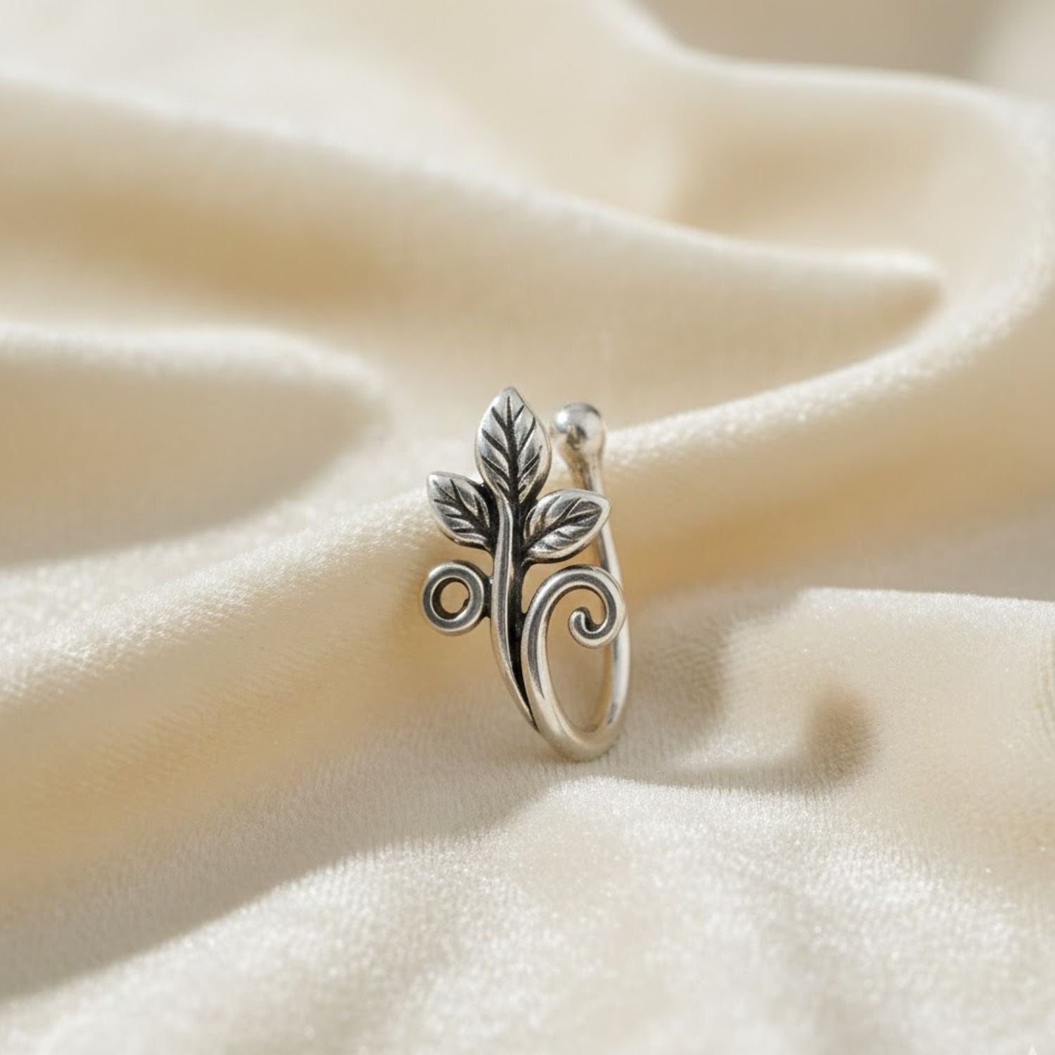 mooneye silver nose pin