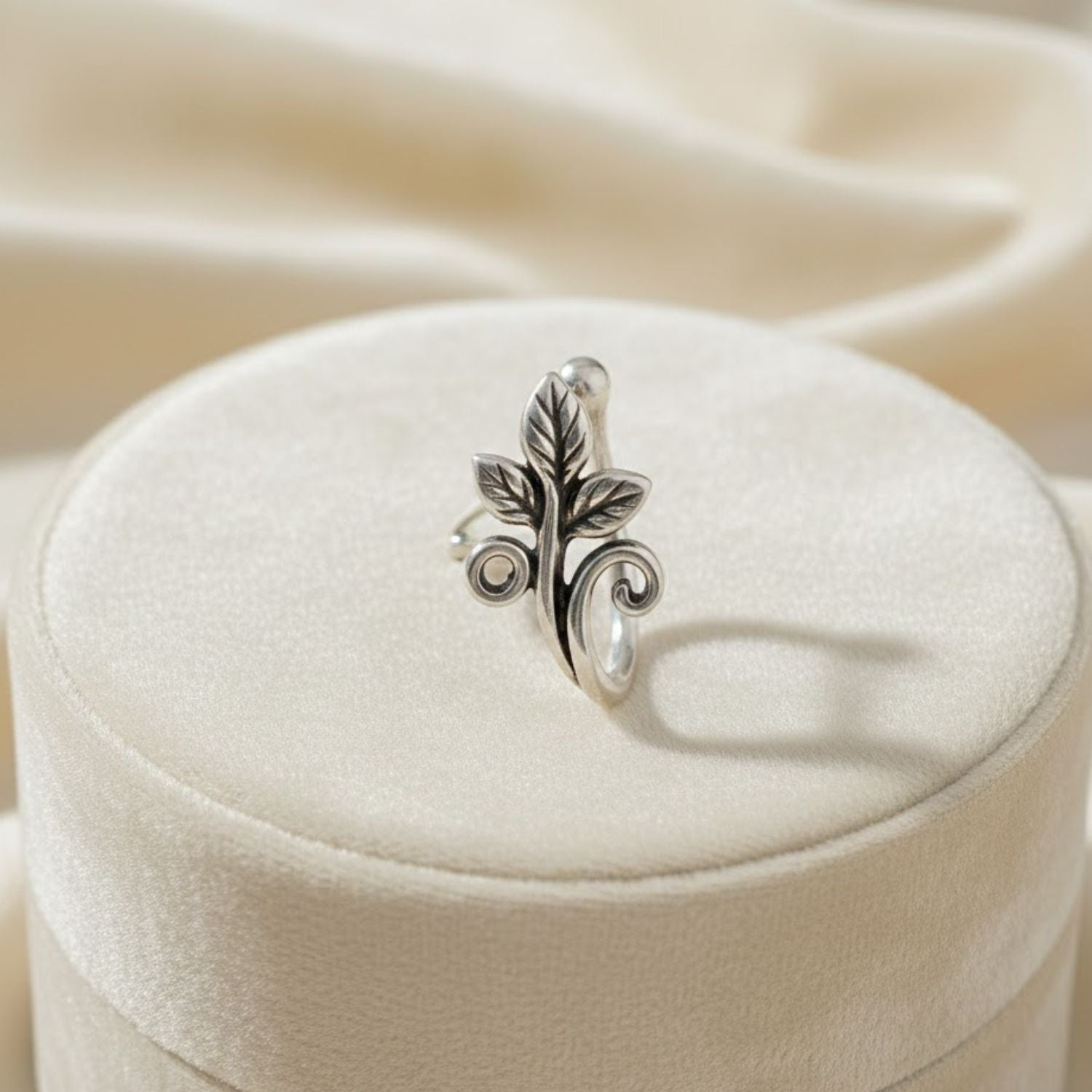 mooneye silver nose pin